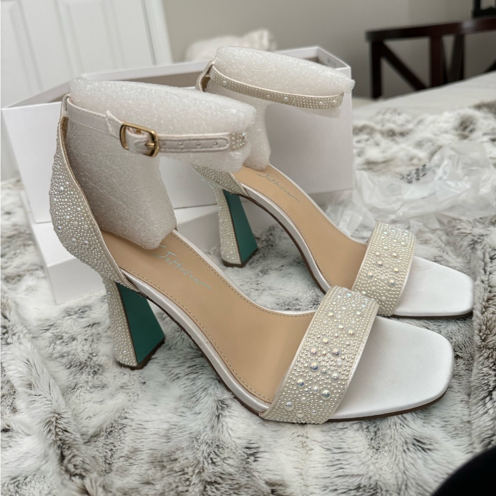 Size 8 Betsey Johnson pearl Dani ivory heels